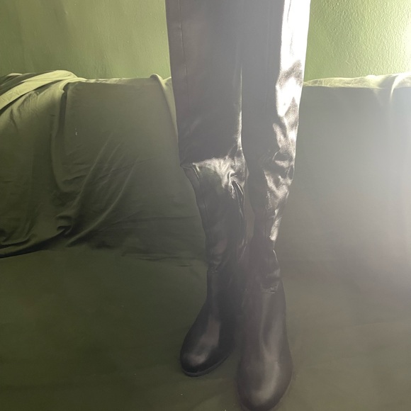 DANDRA Guess Knee Boots - Picture 8 of 8